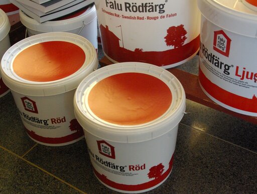 Na miejscu produkuje sie farbe "Czerwien Falun", ktora pomalowane sa szwedzkie drewniane domy.