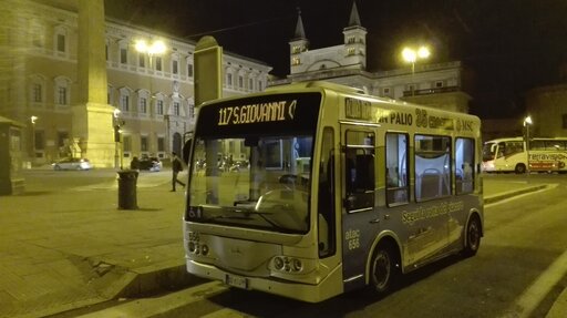 Tym elektrycznym autobusem odbyliśmy wieczorna rundkę po starym Rzymie.