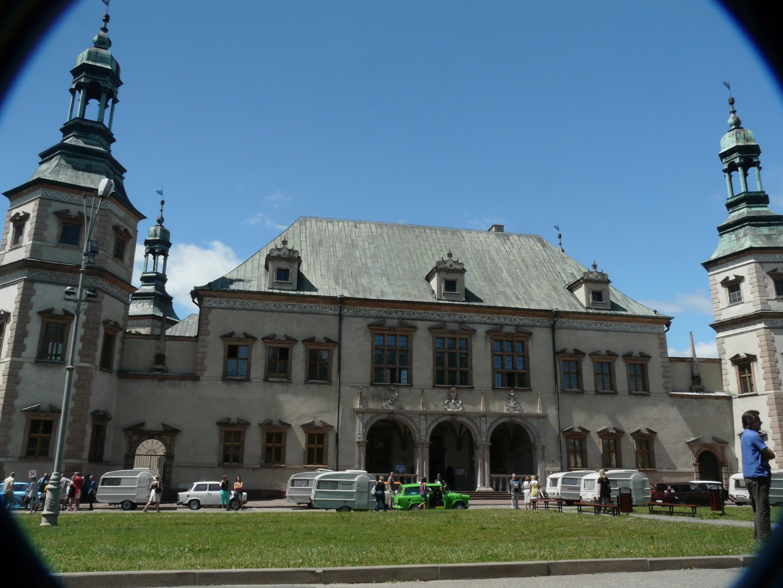 Zabytki otoczyły Pałac Biskupów Krakowskich;)
